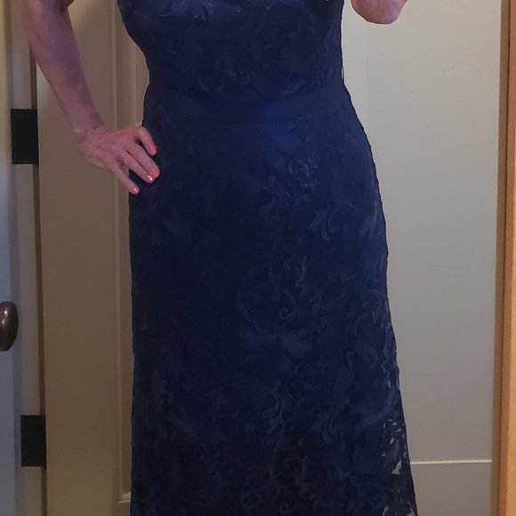 TADASHI SHOJI EMBROIDERED OFF-THE-SHOULDER  GOWN Sz 12 NWT - Picture 2 of 9